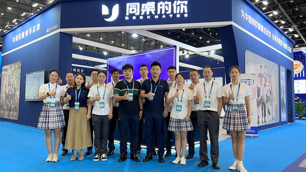 『同桌的你校服』亮相第四屆河南省教育裝備博覽會